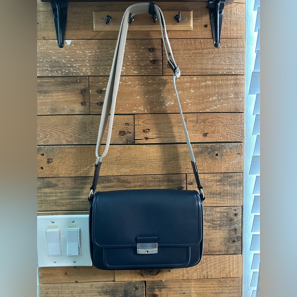 Michael Kors navy and beige Bradshaw medium leather messenger bag